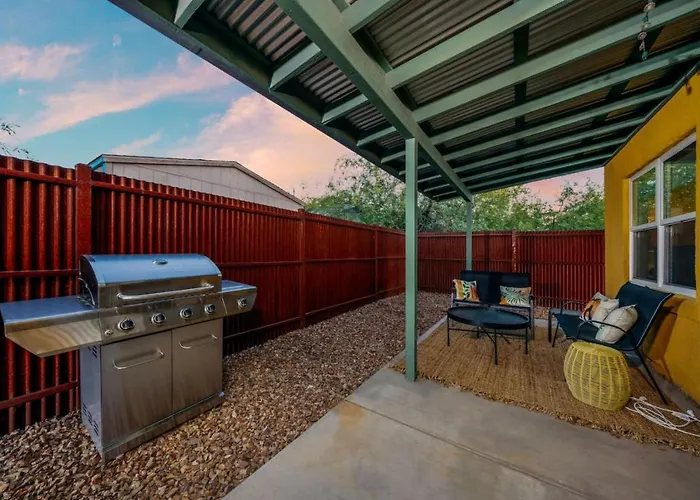 Holiday home Near U Of A, 2 Bedroom 1 Ba, Fenced, Covered Patio Tucson