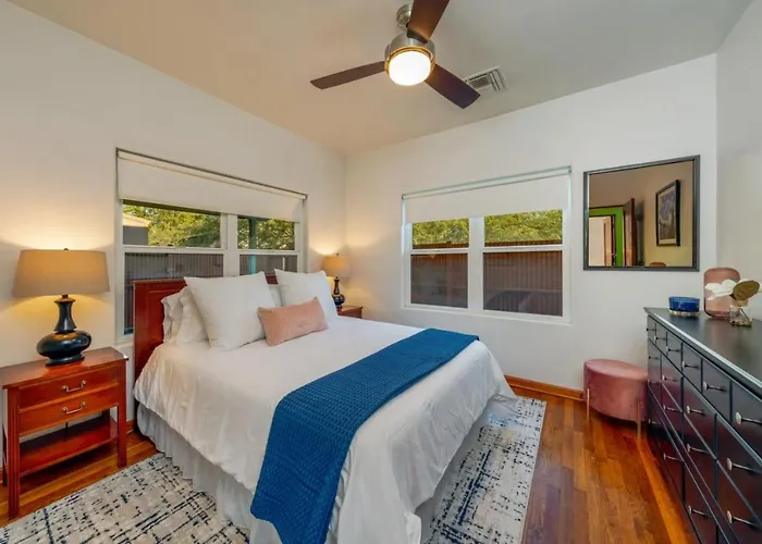 Near U Of A, 2 Bedroom 1 Ba, Fenced, Covered Patio *