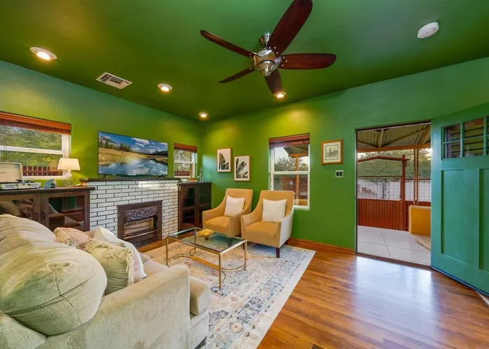 Holiday home Near U Of A, 2 Bedroom 1 Ba, Fenced, Covered Patio *