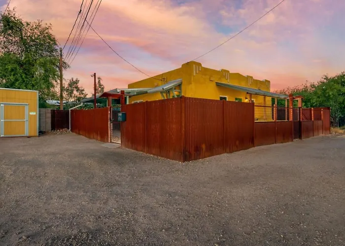 Holiday home Near U Of A, 2 Bedroom 1 Ba, Fenced, Covered Patio