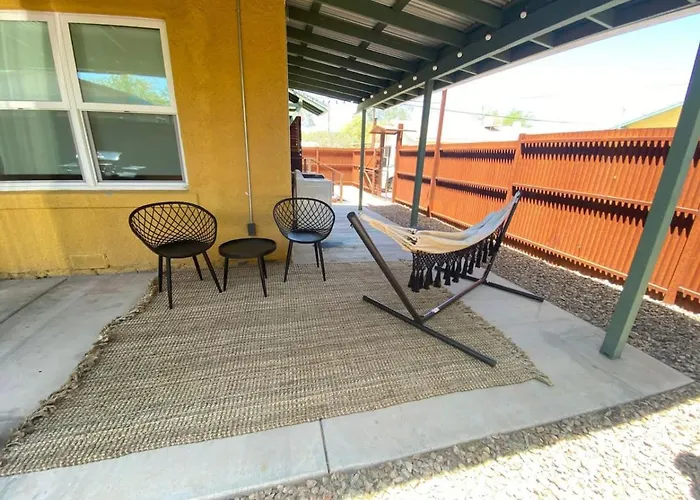 Holiday home Near U Of A, 2 Bedroom 1 Ba, Fenced, Covered Patio Tucson