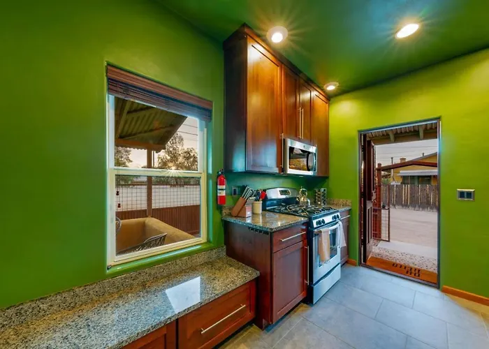 Holiday home Near U Of A, 2 Bedroom 1 Ba, Fenced, Covered Patio Tucson