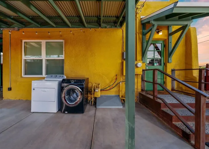 Holiday home Near U Of A, 2 Bedroom 1 Ba, Fenced, Covered Patio
