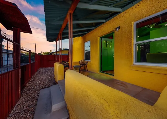 Near U Of A, 2 Bedroom 1 Ba, Fenced, Covered Patio Holiday home
